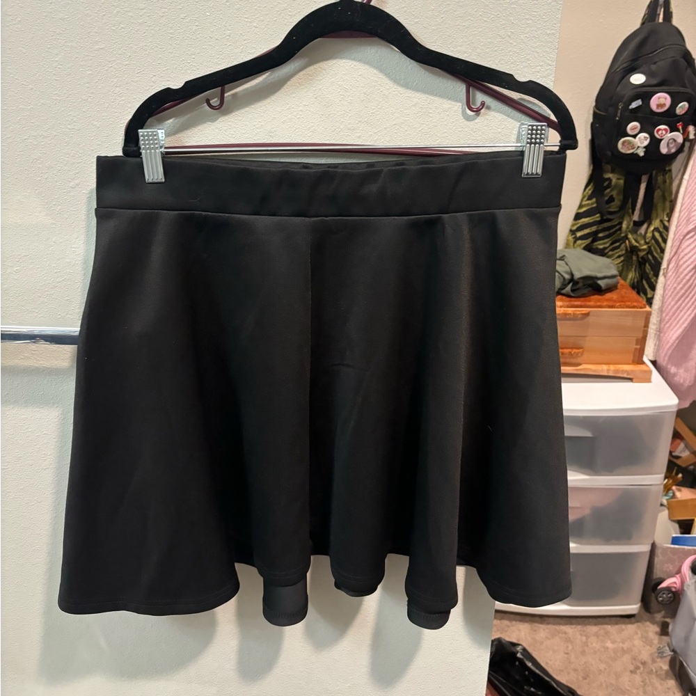 Black skater style mini skirt - size XXL